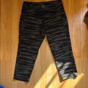 Old navy large capri army print workout leggings